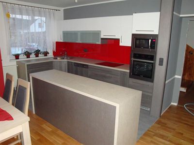 Kuchyňská linka v šedé, červené a krémové barvě