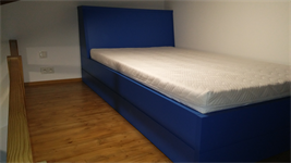 Dětská postel z modrého lamina