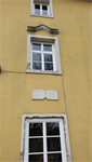 Bílá špaletová okna na památkově chráněném domě