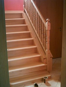 Dřevěné schody se zábradlím
