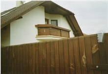 Dřevěné zábradlí a balkon u rodinného domu