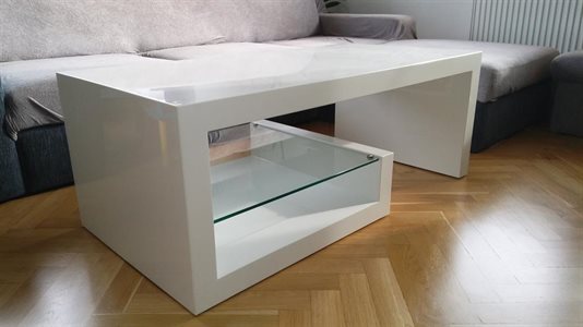 Lakovaný bílý lesklý konferenční stolek se skleněnou poličkou