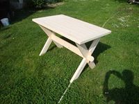 Dřevěný zahradní stůl z masivu