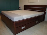 Dřevěná manželská postel s úložným prostorem