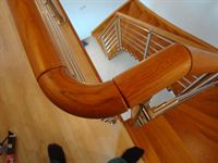 Luxusní dřevěné schody s nerezovým zábradlím