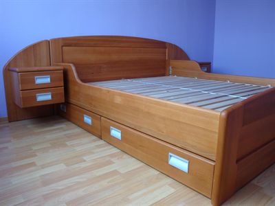 Manželská postel z masivu s nočními stolky